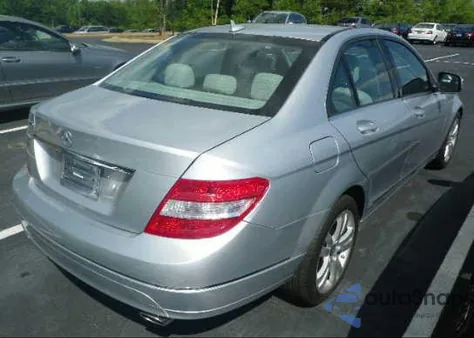 2009 Mercedes-Benz C300 z USA, uszkodzony, nr VIN WDDGF54X99R043901